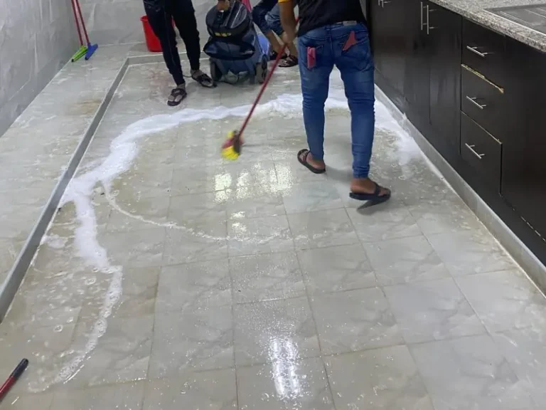 تنظيف أرضية مطبخ